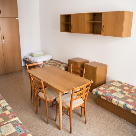 Dizzy Daisy Hostel プラハ エクステリア 写真