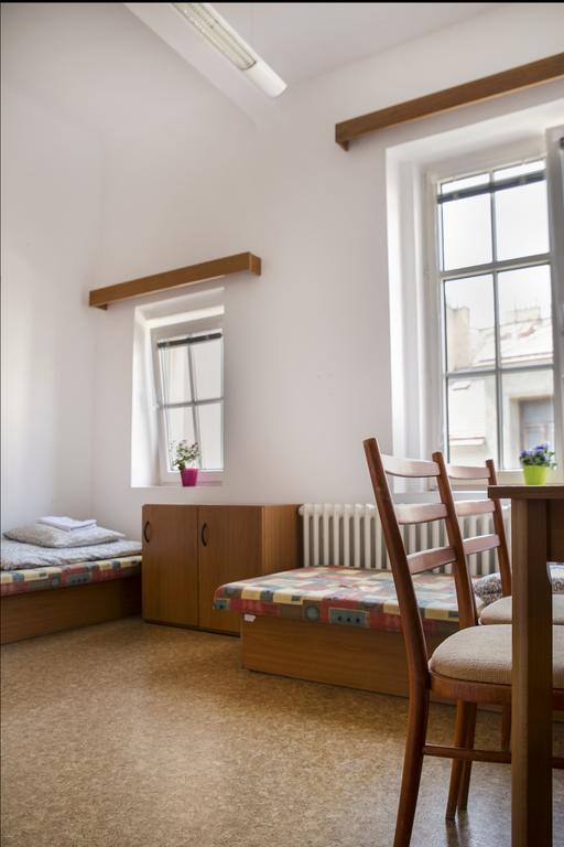 Dizzy Daisy Hostel プラハ エクステリア 写真