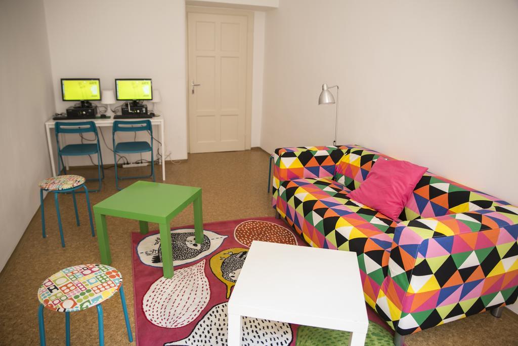 Dizzy Daisy Hostel プラハ エクステリア 写真
