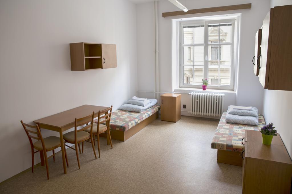 Dizzy Daisy Hostel プラハ エクステリア 写真