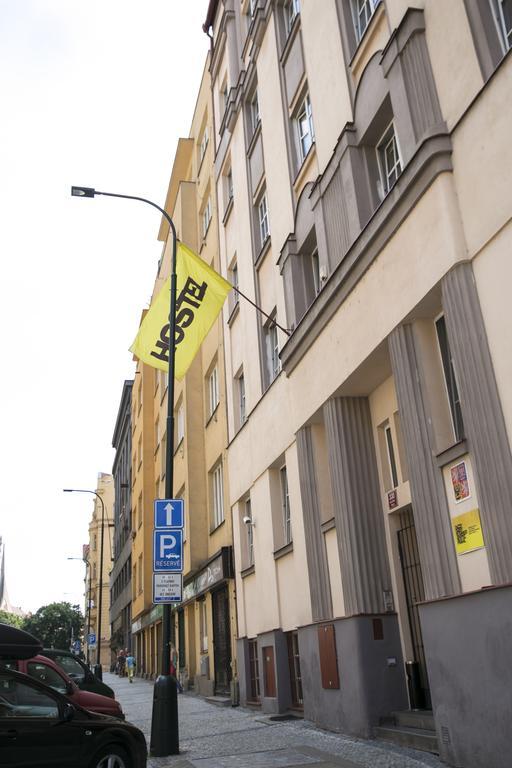 Dizzy Daisy Hostel プラハ エクステリア 写真