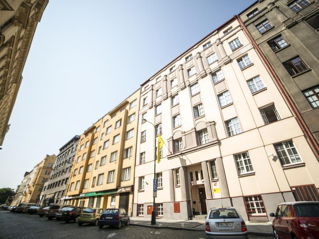 Dizzy Daisy Hostel プラハ エクステリア 写真