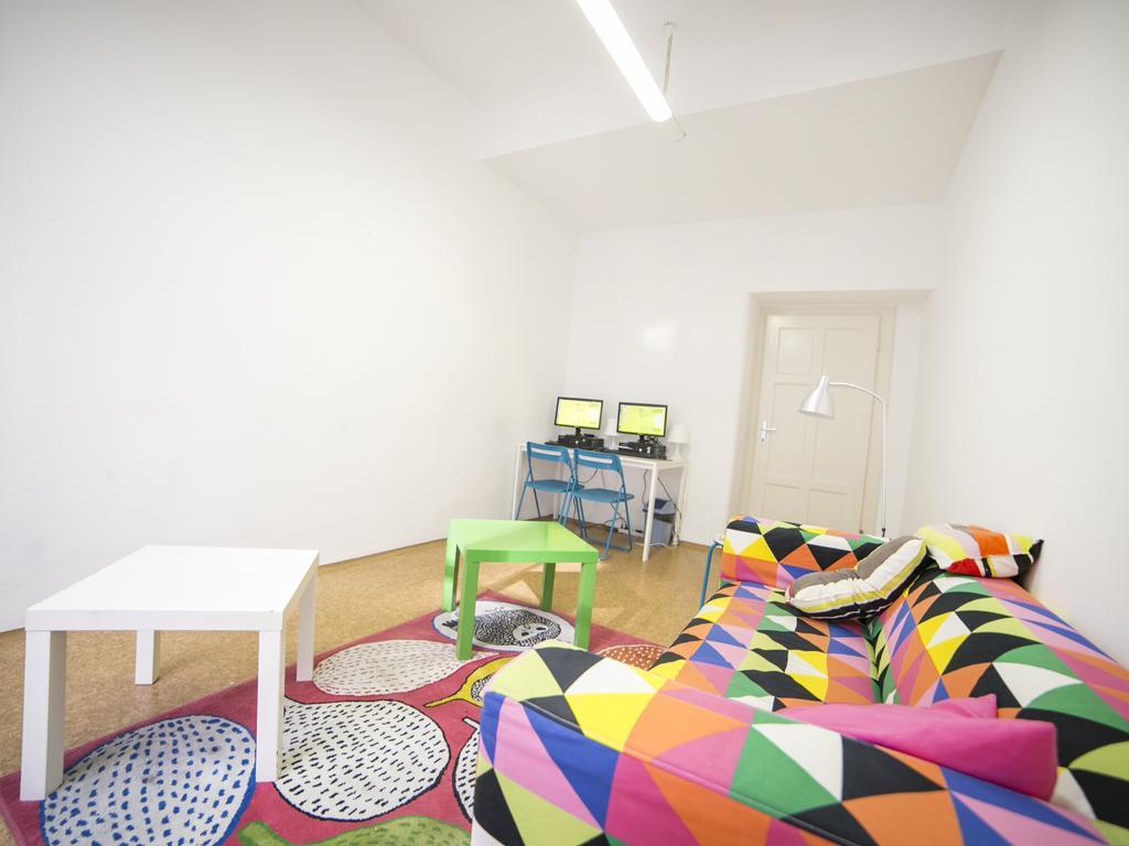 Dizzy Daisy Hostel プラハ エクステリア 写真