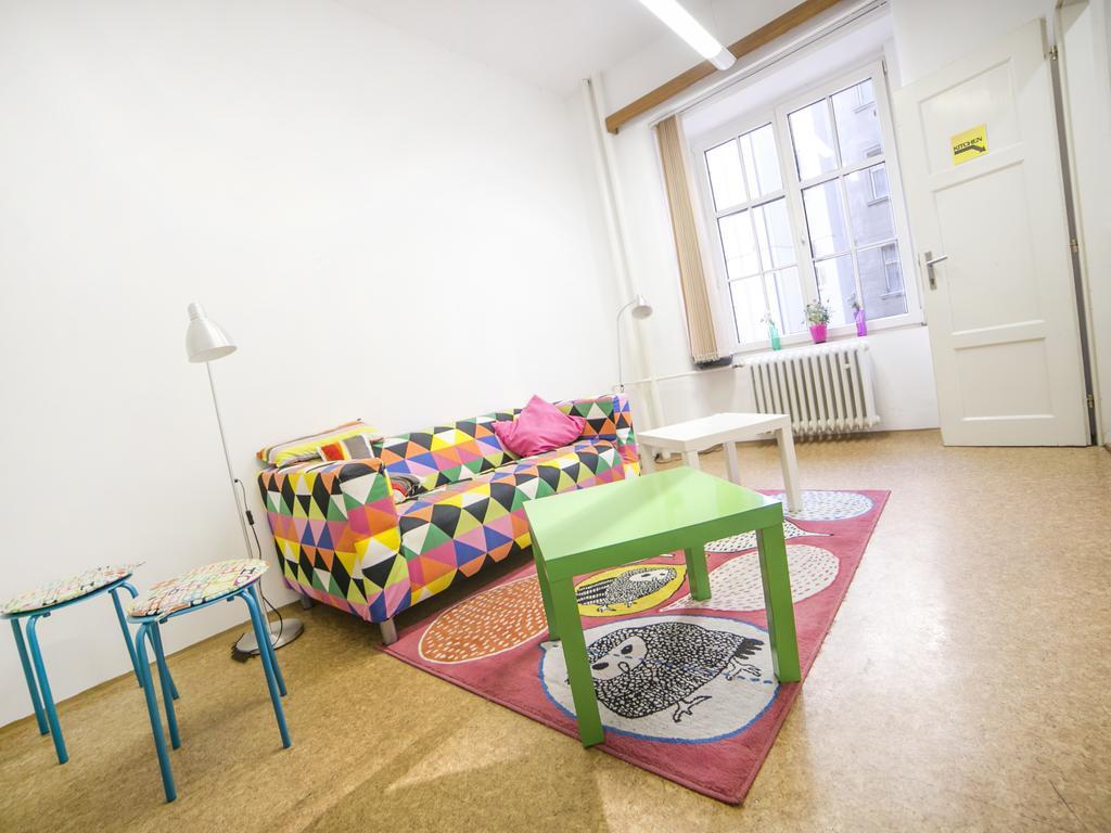 Dizzy Daisy Hostel プラハ エクステリア 写真