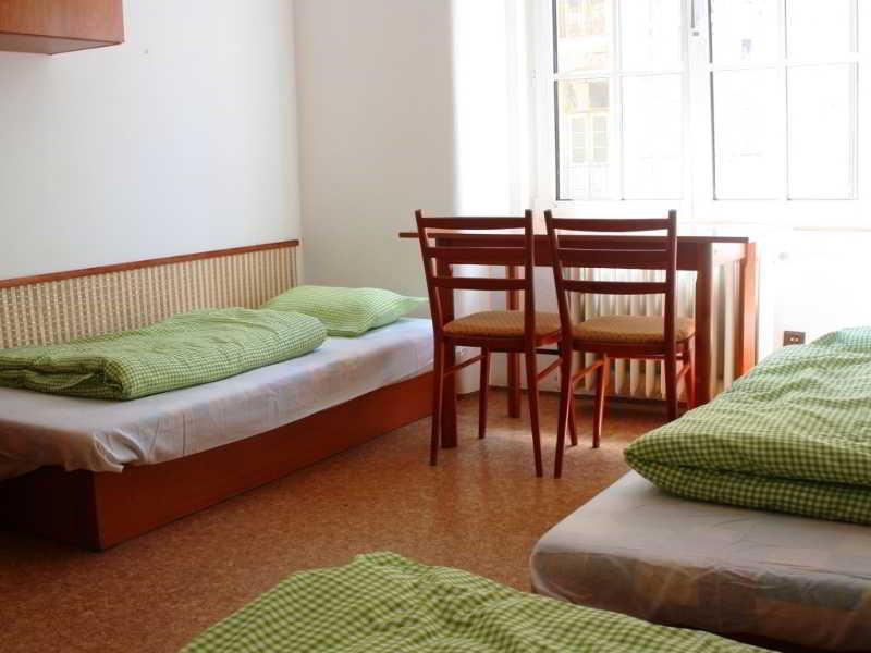 Dizzy Daisy Hostel プラハ エクステリア 写真