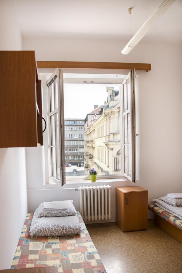 Dizzy Daisy Hostel プラハ エクステリア 写真