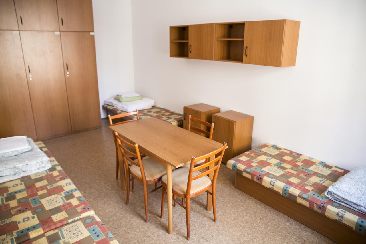 Dizzy Daisy Hostel プラハ エクステリア 写真