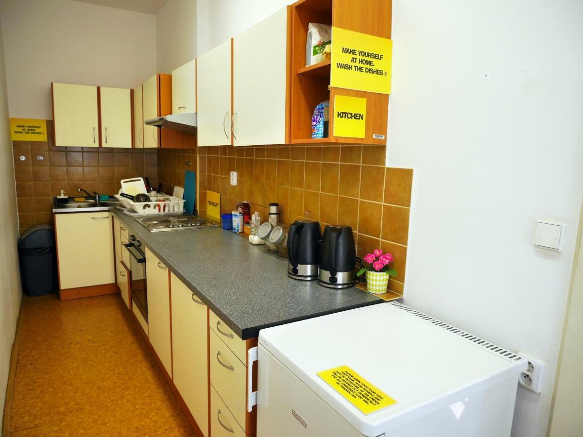 Dizzy Daisy Hostel プラハ エクステリア 写真